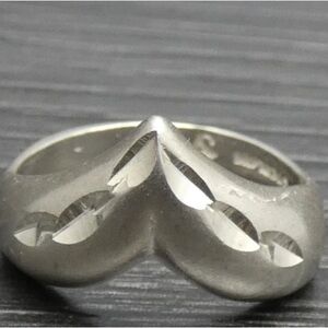 Sterling silver pointed heart diamond cut ring